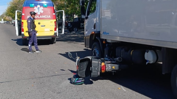Atropellaron a una motociclista al tratar de esquivar un camión parado en doble fila