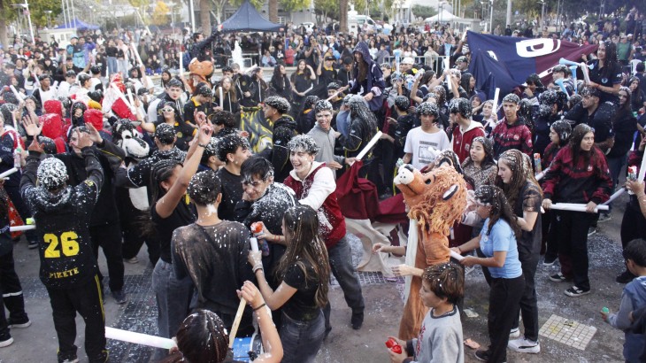 Los estudiantes celebraron el "Manso Banderazo" en la Plaza Departamental