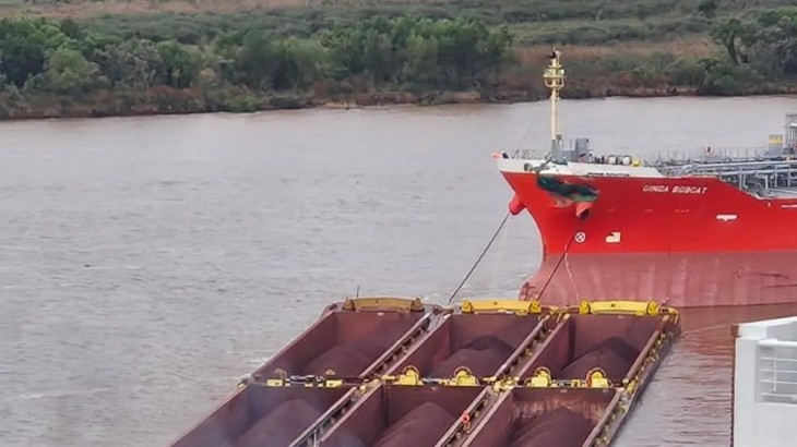 Impactante accidente fluvial: chocaron un remolcador y un buque