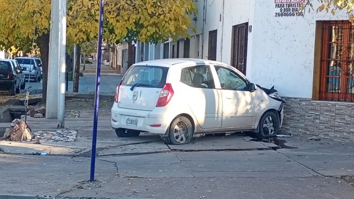 Choque entre un auto y una moto en San Rafael dejó dos motociclistas heridos