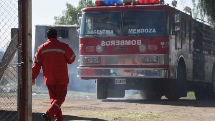Voraz incendio consumió una vivienda en Las Heras